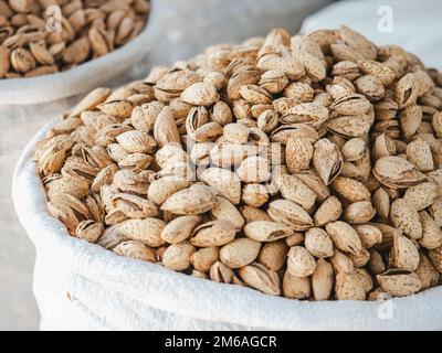 Sacs et bols aux épices parfumées au marché par temps ensoleillé et clair. Gros plan, plein air, pas de personne. Concept de nourriture savoureuse et saine Banque D'Images