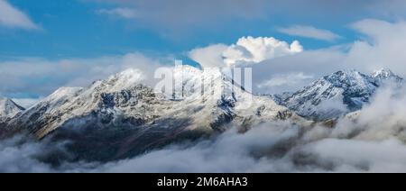 Première neige au sommet des montagnes. Aube. Mont MamkHurts. Chaîne de montagnes du Caucase du Nord-Ouest. Montagnes du Caucase. Karachay-Cherkessia. Russe Banque D'Images