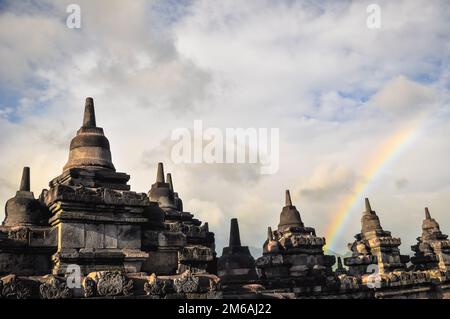 Arc-en-ciel sur le temple Budist de Stupa Borobudur complexe à Yogjakarta à Java Banque D'Images
