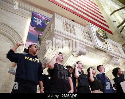 New York, États-Unis. 02nd janvier 2023. Une cérémonie d'enrôlement a lieu pour les nouveaux membres des États-Unis Forces armées avant la cloche d'ouverture à la Bourse de New York le premier jour de la bourse de 2023 à Wall Street à New York le mardi, 3 janvier 2023. Photo de John Angelillo/UPI crédit: UPI/Alay Live News Banque D'Images