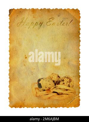 Carte postale avec sculpté grunge pour célébrer Pâques oeufs sur le livre blanc fond isolé Banque D'Images