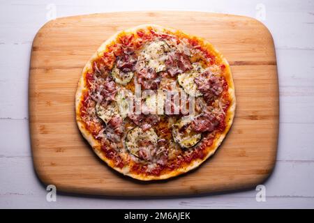 Pizza au bacon. Pizza napolitaine avec sauce tomate, fromage, jambon et champignons. Authentique recette italienne. Banque D'Images