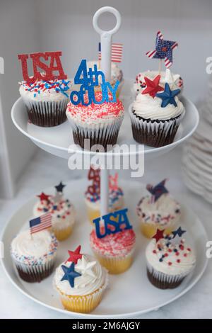 Gros plan des petits gâteaux à thème du 4 juillet sur le stand Banque D'Images