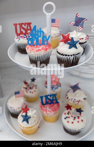 Gros plan des petits gâteaux à thème du 4 juillet sur le stand Banque D'Images