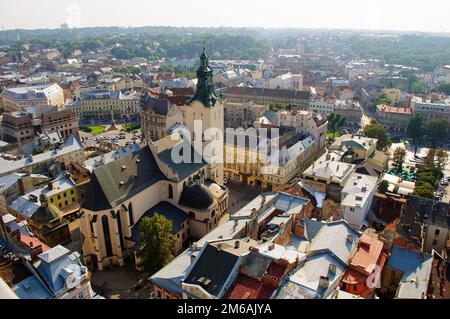 Lviv, Ukraine. 02 septembre 2014 vue panoramique de Lviv depuis l'hôtel de ville. Partie historique de l'endroit avec de vieilles maisons et la cathédra latine. Banque D'Images