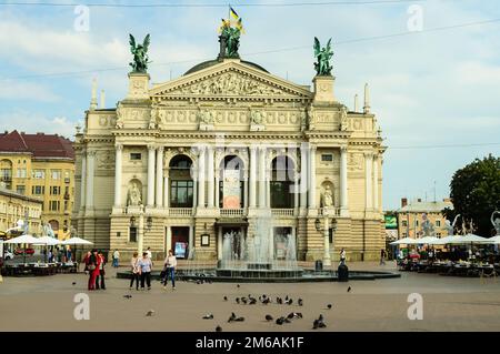 Lviv, Ukraine. 31 août 2014. Opéra Théâtre académique de Lviv, ancienne architecture baroque avec colonnes et sculptures Banque D'Images