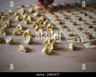 Faire la cuisine traditionnelle turque Mantı. Raviolis turcs crus faits à la main (manti). Boulettes maison de cuisine turque. Banque D'Images