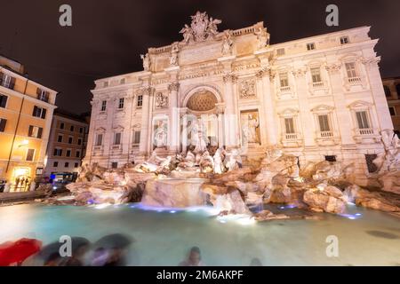 Fontaine de Trevi, site historique de Rome, Italie. Nuit Banque D'Images