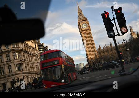 Conduire en voiture autour de la place du Parlement à l'extérieur de Big Ben et du Parlement dans le centre de Londres, au Royaume-Uni. Janvier 2023. Banque D'Images