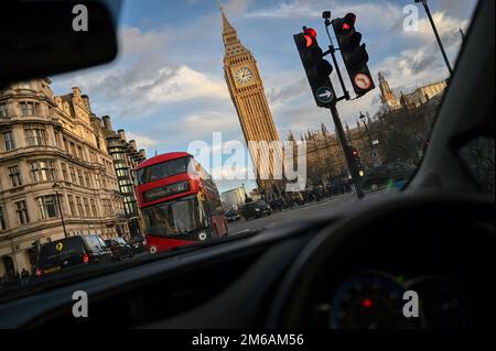 Conduire en voiture autour de la place du Parlement à l'extérieur de Big Ben et du Parlement dans le centre de Londres, au Royaume-Uni. Janvier 2023. Banque D'Images