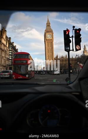 Conduire en voiture autour de la place du Parlement à l'extérieur de Big Ben et du Parlement dans le centre de Londres, au Royaume-Uni. Janvier 2023. Banque D'Images