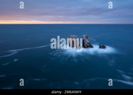 Formation rocheuse Urro del Manzano au coucher du soleil, Liencres, Espagne Banque D'Images