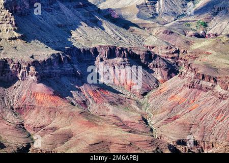 Formations rocheuses aux couleurs différentes, Grand Canyon, vue d'en haut, Parc national du Grand Canyon, South Rim Trail, Arizona, États-Unis Banque D'Images