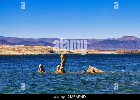 Lac alcalin et salin, tufa de formes bizarres, Lac Mono, Lee Vining, Réserve naturelle de tufa de Lac Mono, Californie, États-Unis Banque D'Images