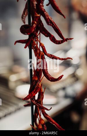 Poivrons chauds accrochés à un crochet dans un restaurant typique d'Amérique du Sud Banque D'Images