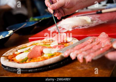 Carpaccio de bœuf à la pizza. Pizza napolitaine à la sauce tomate, au fromage et au bœuf. Recette italienne. Banque D'Images