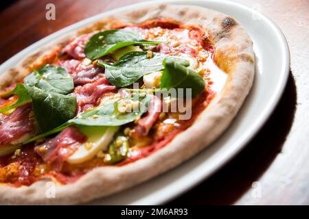 Carpaccio de bœuf à la pizza. Pizza napolitaine à la sauce tomate, au fromage et au bœuf. Recette italienne. Banque D'Images