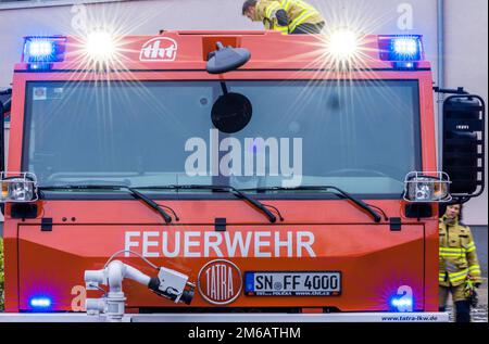 Malchow, Allemagne. 22nd novembre 2022. Les pompiers de Schwerin prennent livraison d'un moteur spécial d'incendie Tatra conçu pour les terrains lourds pour les feux de forêt à la Landesschule für Brand- und Katastrophenschutz. Credit: Jens Büttner/dpa/Alay Live News Banque D'Images