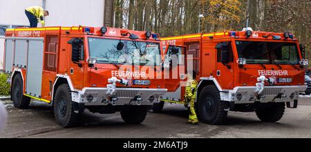 Malchow, Allemagne. 22nd novembre 2022. Les pompiers de Schwerin prennent livraison d'un véhicule spécial de lutte contre les incendies de Tatra conçu pour les terrains lourds à utiliser dans les feux de forêt au Landesschule für Brand- und Katastrophenschutz. Credit: Jens Büttner/dpa/Alay Live News Banque D'Images