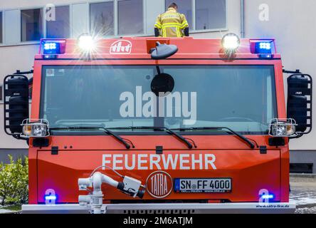 Malchow, Allemagne. 22nd novembre 2022. Les pompiers de Schwerin prennent livraison d'un véhicule spécial de lutte contre les incendies de Tatra conçu pour les terrains lourds à utiliser dans les feux de forêt au Landesschule für Brand- und Katastrophenschutz. Credit: Jens Büttner/dpa/Alay Live News Banque D'Images