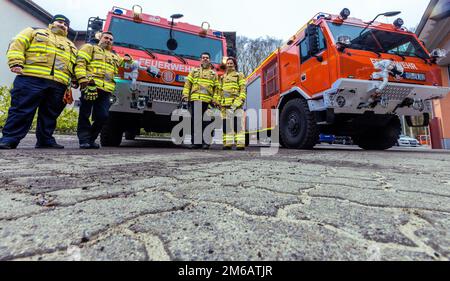 Malchow, Allemagne. 22nd novembre 2022. Les pompiers de Schwerin prennent livraison d'un véhicule spécial de lutte contre les incendies de Tatra conçu pour les terrains lourds à utiliser dans les feux de forêt au Landesschule für Brand- und Katastrophenschutz. Credit: Jens Büttner/dpa/Alay Live News Banque D'Images