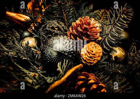 Bouquet de Noël de branches d'épinette (Picea), de pin (Pinus) et de sapin Nordmann (Abies nordmanniana) avec des cônes de pin doré (pinea), vert et doré Banque D'Images