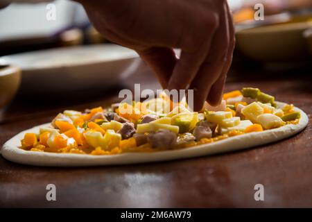 Pizza avec arugula, citrouille, champignons et mozzarella. Banque D'Images