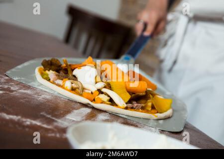 Pizza avec arugula, citrouille, champignons et mozzarella. Banque D'Images