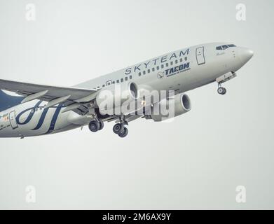 Bucarest, Roumanie - août 2022 : un avion BOEING 737-700 de TAKU volant dans un ciel bleu clair Banque D'Images