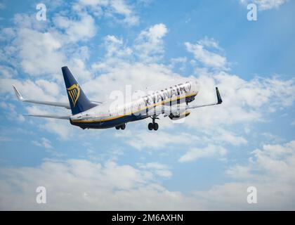 Bucarest, Roumanie - août 2022 : Ryanair Boeing 737 volant contre le ciel bleu. L'avion part de l'aéroport international Henry Coanda. Banque D'Images