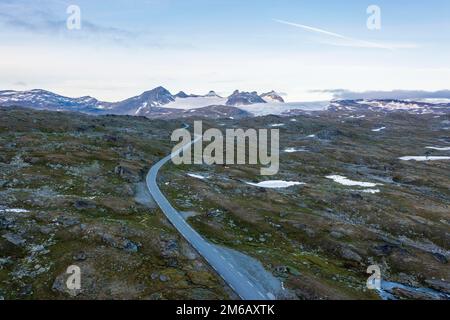 Route de passage de Sognefjell RV 55, montagnes Smorstabtindene avec glacier Smorstabbrean, Sognefjellet, Parc national de Jotunheimen, Norvège Banque D'Images