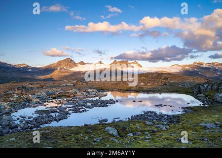 Montagnes Smorstabtindene avec glacier Smorstabbrean, Sognefjellet, Parc national de Jotunheimen, Norvège Banque D'Images