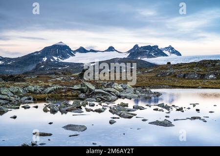 Montagnes Smorstabtindene avec glacier Smorstabbrean, Sognefjellet, Parc national de Jotunheimen, Norvège Banque D'Images