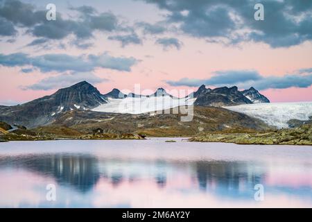 Montagnes Smorstabtindene avec glacier Smorstabbrean, reflet dans la lumière du soir, Sognefjellet, Parc national de Jotunheimen, Norvège Banque D'Images