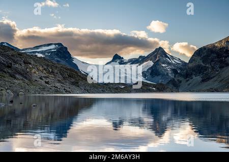 Lac Store Mjolkedalsvatnet avec glacier Mjolkedalsbreen, parc national de Jotunheimen, Norvège Banque D'Images