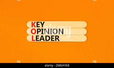 KOL symbole de leader d'opinion clé. Concept mots KOL leader d'opinion clé sur des bâtons en bois sur beau tableau orange fond orange. opi clé KOL d'entreprise Banque D'Images