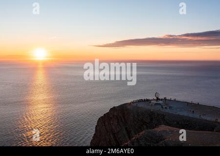 Globe d'acier au Cap Nord sous le soleil de minuit, Nordkapp, Finnmark, Norvège Banque D'Images