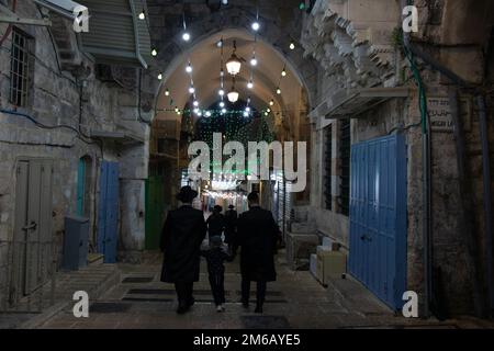 Vue nocturne de l'ancienne rue dans la vieille ville de Jérusalem - Israël : 21 avril 2022. Les familles juives marchent dans la rue de la vieille ville Banque D'Images