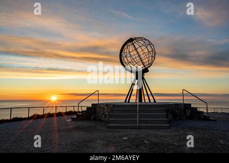 Globe d'acier au Cap Nord sous le soleil de minuit, Nordkapp, Finnmark, Norvège Banque D'Images