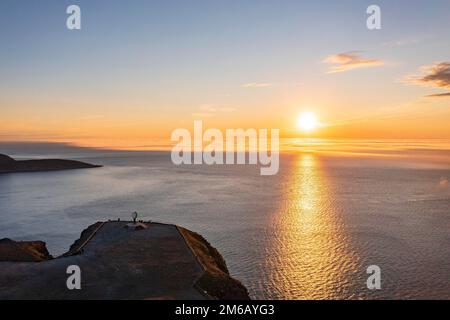 Globe d'acier au Cap Nord sous le soleil de minuit, Nordkapp, Finnmark, Norvège Banque D'Images