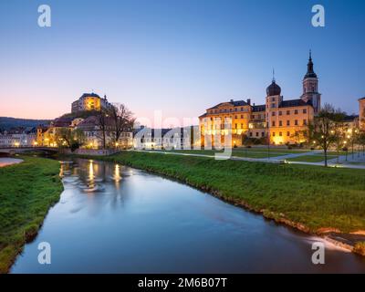 Vue sur la ville avec Upper Castle, Lower Castle et St. Eglise de Marie sur la rivière Weisse Elster au crépuscule, Greiz, Thuringe, Allemagne Banque D'Images