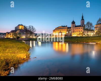 Vue sur la ville avec Upper Castle, Lower Castle et St. Eglise de Marie sur la rivière Weisse Elster au crépuscule, Greiz, Thuringe, Allemagne Banque D'Images