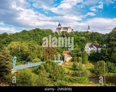 Village et château de Rochsburg avec pont suspendu au-dessus du Zwickauer Mulde, Lunzenau, Saxe, Allemagne Banque D'Images