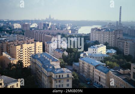 Historique, Archive vue d'Un hôtel Intourist de l'autre côté de la ligne de Skyline de Moscou vers le bâtiment de l'université d'État de Moscou montrant des blocs de Flats et la rivière Moskva, septembre 1990 Banque D'Images