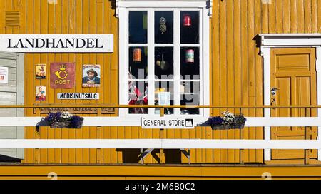 Boutique nostalgique, boutique d'angle, façade jaune avec panneau de poste et lettrage Landhandel, village de pêcheurs historique Nusfjord, Lofoten, Norvège Banque D'Images