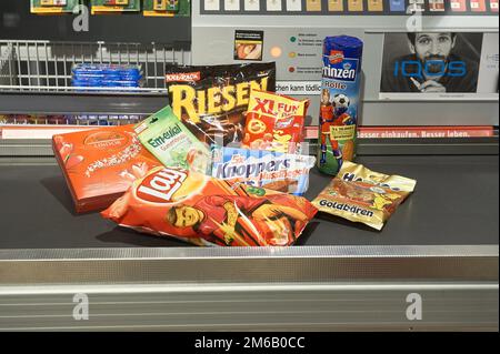 MAGASIN REWE, Hambourg-Altona, produits sur tapis convoyeur de caisse, Hambourg, Allemagne Banque D'Images