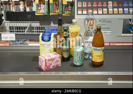 MAGASIN REWE, Hambourg-Altona, produits sur tapis convoyeur de caisse, Hambourg, Allemagne Banque D'Images