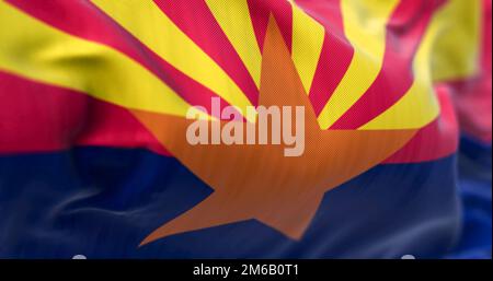 Vue rapprochée du drapeau de l'État de l'Arizona. L'étoile centrale signifie la production de cuivre. Tissu ondulé. Arrière-plan texturé. Mise au point sélective. Réaliste Banque D'Images
