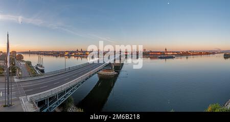Panorama de drone sur le Rhin au-dessus du pont Theodor-Heuss sur la rive du Rhin Mainz le matin au lever du soleil Banque D'Images