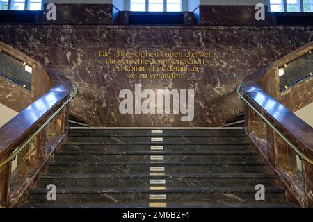 Lettering, citation de Karl Marx, escalier, foyer, bâtiment principal, Université Humboldt, Unter den Linden, Mitte, Berlin, Allemagne Banque D'Images